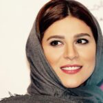Sahar Dolatshahi Instagram - بعد از مدتى مى فهمى تفاوت جزئى وجود دارد بين گرفتن يك دست و زنجير كردن يك روح ، و مى فهمى عشق تكيه كردن نيست و همراهى الزاماً به امنيت منجر نمى شود.  و با سرى افراشته و چشمانى باز شروع مى كنى به پذيرفتن شكستهايت ، با شكوه يك زن و نه با حزنى كودكانه و مى آموزى كه همه مسيرهايت را بر پايهء امروز بنا كنى، چون زمين فردا براى هيچ برنامه اى چندان مطمئن نيست و خطر از هم پاشيدن هميشه آينده را تهديد مى كند. بعد از مدتى در مى يابى كه حتى نور خورشيد هم مى تواند بسوزاند ... و ياد مى گيرى كه واقعاً توان تاب آوردن را دارى ، كه حقيقتاً قوى هستى و واقعاً با ارزشى ... و ياد مى گيرى و ياد مى گيرى ... خورخه لوييس بورخس