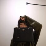 Asami Mizukawa Instagram - プラダのアイコニックなハンドバッグ「プラダ ガレリア」　
飽きのこない美しい佇まいです。
#PradaGalleria
@prada