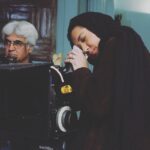 Niki Karimi Instagram - .
.
١٣٨٥
به وقت قصه گويى با دوربين رازالود رفيق قديمى #حسين_جعفريان عزيز
سر صحنه #چندروزبعد، دومين فيلمى كه ساختم
.
.
#چندروزبعد 
#٣٥ميليمترى 
#a_few_days_later 
.
.
عكس از غوغا بيات ❤️
@ghoghabayat 
.
.