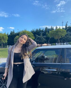 Gökçe Akyıldız Instagram - friday 🦋
