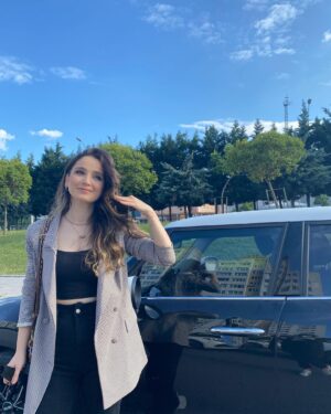 Gökçe Akyıldız Instagram - friday 🦋