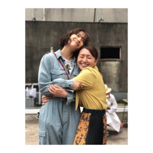 Suzu Hirose Instagram - 黄以子さん♡後ろにマーロウと写真撮り終わったリュウさんが映りこ込みしてた。ネメシス最終回明日ですね。夜10:30から是非おねしゃす！
