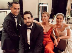 Burcu Biricik Instagram - CK Halay Team 👯👯‍♀️ 
Foto by @nadimguc 🕺❤️
#CamdakiKız 🎈
