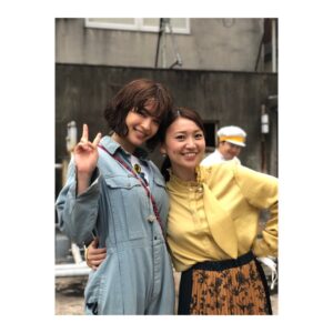 Suzu Hirose Instagram - 黄以子さん♡後ろにマーロウと写真撮り終わったリュウさんが映りこ込みしてた。ネメシス最終回明日ですね。夜10:30から是非おねしゃす！