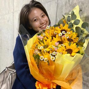 Mio Imada Instagram - 恋はDeepに、
ありがとうございました☺︎
クランクアップで藍花らしい、
ひまわりいただいたのです🌻