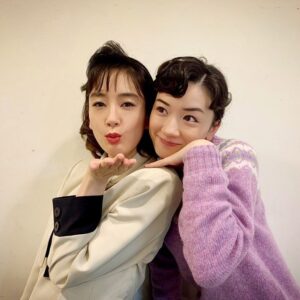 Asami Mizukawa Instagram - 同じスタジオで撮影していた芽郁ちゃんと遭遇した時の記念写真を…♡
どちらもそれぞれの時代を感じさせる装いで…😌🌿
#全裸監督2 
#キネマの神様