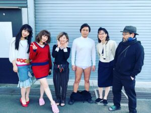 Asami Mizukawa Instagram - 全裸監督シーズン2の配信が始まりましたね▼←(ブリーフね)
わたくしもカメオ出演という事で少し参加させてもらいました。光栄です🙏

写真は何枚撮っても微動だにしない村西パイセンと、冨手ちゃんのピッと伸びた綺麗な右足に注目してほしい。
何枚かめくれば時生が出没するよ。
#全裸監督2