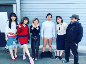 Asami Mizukawa Instagram - 全裸監督シーズン2の配信が始まりましたね▼←(ブリーフね)
わたくしもカメオ出演という事で少し参加させてもらいました。光栄です🙏

写真は何枚撮っても微動だにしない村西パイセンと、冨手ちゃんのピッと伸びた綺麗な右足に注目してほしい。
何枚かめくれば時生が出没するよ。
#全裸監督2