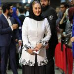 Elham Hamidi Instagram - جشن حافظ و هفدهمين دوره آن ،  امسال خيلي ها آمدند اما هزار حيف آن كه بايد مي بود نبود و چقدر جاي استاد علي معلم خالي بود ، اميدوارم همه اهالي هنر و سينما در خوشي ها كنار هم باشند ، خانم آذر معماريان عزيز همانطور كه عكس علي معلم بروي قلبت چاپ شده بود نام ايشان هميشه بين اهالي هنر خواهد درخشيد و قلب ما را نبودش مي آزارد تشكر از خانواده معلم و عوامل اجرايي اين جشن ، و همينطور دوست خوبم سايه موسوي عزيز بابت هنرمندي و طراحي لباسم