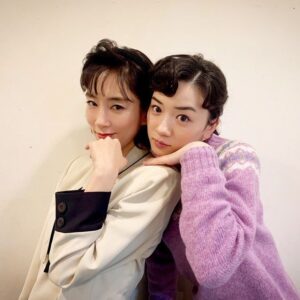Asami Mizukawa Instagram - 同じスタジオで撮影していた芽郁ちゃんと遭遇した時の記念写真を…♡
どちらもそれぞれの時代を感じさせる装いで…😌🌿
#全裸監督2 
#キネマの神様