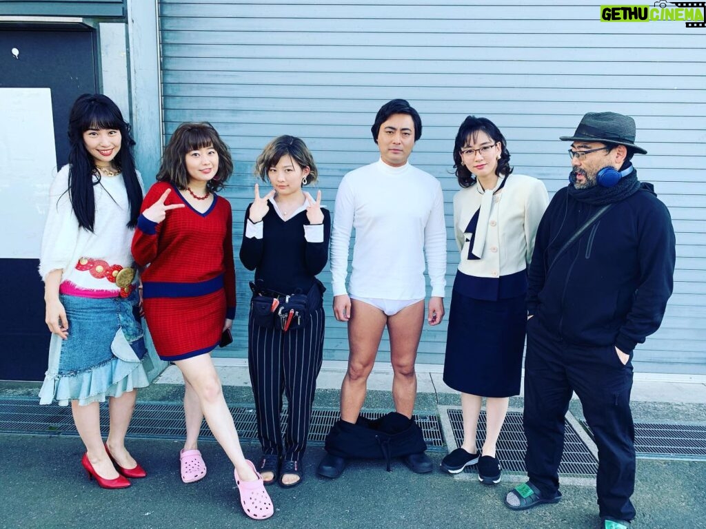 Asami Mizukawa Instagram - 全裸監督シーズン2の配信が始まりましたね▼←(ブリーフね)
わたくしもカメオ出演という事で少し参加させてもらいました。光栄です🙏

写真は何枚撮っても微動だにしない村西パイセンと、冨手ちゃんのピッと伸びた綺麗な右足に注目してほしい。
何枚かめくれば時生が出没するよ。
#全裸監督2