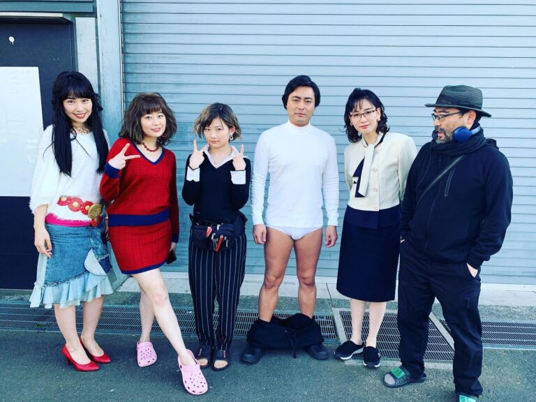 Asami Mizukawa Instagram - 全裸監督シーズン2の配信が始まりましたね▼←(ブリーフね)
わたくしもカメオ出演という事で少し参加させてもらいました。光栄です🙏

写真は何枚撮っても微動だにしない村西パイセンと、冨手ちゃんのピッと伸びた綺麗な右足に注目してほしい。
何枚かめくれば時生が出没するよ。
#全裸監督2