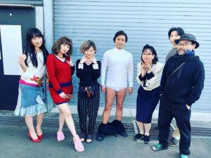 Asami Mizukawa Instagram - 全裸監督シーズン2の配信が始まりましたね▼←(ブリーフね)
わたくしもカメオ出演という事で少し参加させてもらいました。光栄です🙏

写真は何枚撮っても微動だにしない村西パイセンと、冨手ちゃんのピッと伸びた綺麗な右足に注目してほしい。
何枚かめくれば時生が出没するよ。
#全裸監督2