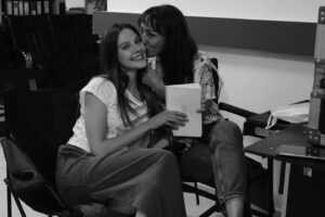Alina Boz Instagram - En zoru da veda etmek değil midir zaten.. Elveda Maraşlı.. Elveda Mahur... Bu değerli projeye değer katan bütün o güzel insanlara kalbimin en derininden elveda 🖤 
Kamera önünde, kamera arkasında, şirkette, montajda, uzaklarda , yakınlarda , başından veya sonradan emeği geçen herkesin eline emeğine yüreğine sağlık. İyi ki hep birlikte geçirdiğimiz aylar, iyi ki bu güzel ekip, iyi ki edindiğim güzel dostluklar, iyi ki bizimle bu hikayeyi yaşayan ve yaşatan seyircimiz ,İYİ Kİ @marasli ⌛ 
Bu akşam son defa #Maraşlı ⌛ @maraslidizi