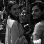 Alina Boz Instagram - En zoru da veda etmek değil midir zaten.. Elveda Maraşlı.. Elveda Mahur... Bu değerli projeye değer katan bütün o güzel insanlara kalbimin en derininden elveda 🖤 
Kamera önünde, kamera arkasında, şirkette, montajda, uzaklarda , yakınlarda , başından veya sonradan emeği geçen herkesin eline emeğine yüreğine sağlık. İyi ki hep birlikte geçirdiğimiz aylar, iyi ki bu güzel ekip, iyi ki edindiğim güzel dostluklar, iyi ki bizimle bu hikayeyi yaşayan ve yaşatan seyircimiz ,İYİ Kİ @marasli ⌛ 
Bu akşam son defa #Maraşlı ⌛ @maraslidizi