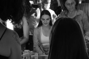 Alina Boz Instagram - En zoru da veda etmek değil midir zaten.. Elveda Maraşlı.. Elveda Mahur... Bu değerli projeye değer katan bütün o güzel insanlara kalbimin en derininden elveda 🖤 
Kamera önünde, kamera arkasında, şirkette, montajda, uzaklarda , yakınlarda , başından veya sonradan emeği geçen herkesin eline emeğine yüreğine sağlık. İyi ki hep birlikte geçirdiğimiz aylar, iyi ki bu güzel ekip, iyi ki edindiğim güzel dostluklar, iyi ki bizimle bu hikayeyi yaşayan ve yaşatan seyircimiz ,İYİ Kİ @marasli ⌛ 
Bu akşam son defa #Maraşlı ⌛ @maraslidizi