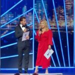 Marina Fedunkiv Instagram - Очень рада была дебютировать на конкурсе молодых исполнителей «Новая Волна» @newwave_official в качестве ведущей «Вечера премьер».

Огромное спасибо за приглашение и за шикарную организацию компании АРС и лично @igorkrutoy65 

А с роскошным @arthurpirozhkov вести сплошное удовольствие 

Смотрите эфир сегодня на канале @tvrussia 

Фото @rrfoto 

Make up @nik_ulya 
Hair @maxhairstyler 

#федункив #маринафедункив #новаяволна #актриса #певица #ведущая #сочи #конкурс #пирожков #камеди #советскаяльвица #пожилойблоггер