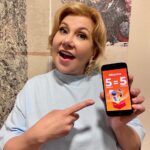 Marina Fedunkiv Instagram - Представьте: вы тратите деньги на то, что вам хочется, а вас за это ещё и награждают! Фантастика? Нет, реальность! Благодаря новому приложению AliExpress Россия - делайте покупки каждый день на сумму от 500 рублей и получите возможность выиграть АлиБокс с подарками и бесплатными товарами.  Распродажа и акция продлятся с 23 по 28 августа. Главный приз - абонемент на 1 млн рублей на покупке на Али на год ❤️🧡

#федункив #маринафедункив #актриса #певица #камеди #юмор #конкурс #подарок #советскаяльвица #пожилойблоггер