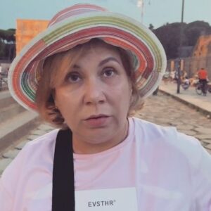 Marina Fedunkiv Instagram - Не знаю как вы жить будете или тревел блогер Марина снова на связи! 
Уже повесила объяву на Римском авито! Найду тех самых каменщиков и в Москву привезу 🙌🏻

#федункив #маринафедункив #актриса #певица #камеди #вайн #тревел #рим #плитка #2000лет #советскаяльвица