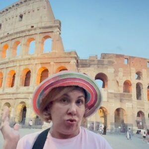 Marina Fedunkiv Instagram - Нет, я конечно рада, что после предыдущего ролика, люди за ум взялись, какую-то хоть подсветку сделали… Но и на этом все. Дальше дело не двигается! 
В-общем, из тревел блогера Марины становлюсь потихоньку Мариной управдом. Надо же ситуацию спасать, иначе как они жить будут, я не знаю. 

#федункивмарина #федункив #рим #управдом #римскиеканикулы #колизей #актриса #певица #камеди #италия #ремонт #прикол #жэк #тревел #советскаяльвица