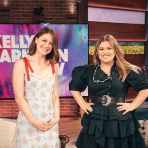 Melissa Benoist Instagram - Had the absolute pleasure of going on the @kellyclarksonshow (who’s maybe an actual ball of happiness?) and got to sit on a couch with legends Ron and Clint Howard (🤯) and hear an incredibly inspiring story. Watch it tomorrow!
