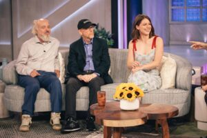 Melissa Benoist Instagram - Had the absolute pleasure of going on the @kellyclarksonshow (who’s maybe an actual ball of happiness?) and got to sit on a couch with legends Ron and Clint Howard (🤯) and hear an incredibly inspiring story. Watch it tomorrow!