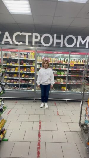 Marina Fedunkiv Instagram - С раннего утра танцую везде, ведь сегодня вышла моя новая песня «Не Моника Беллуччи» 🥳💥💅🏻 Ссылка на полную версию в шапке профиля Инстаграм. ⤴️ 

Песня-ответ всем, кто хочет видеть нас исключительно идеальными, 

Большое спасибо талантливейшая Аня Бастон @anabaston за то, что написала #НеМоника специально для меня ❤️ 

@newtone_sound спасибо за запись, @makarsong за работу над аранжировкой и @georgishilin за сведение и финализацию звука.

Как вам песня? В конце видео кое-что заметили? 😏

Вечером в честь выхода #НеМоника пост от тревел блогера Марины с новыми проблемами из Италии 🔥

#федункив #маринафедункив #немоника #моникабелуччи #песня #хит #актриса #певица #камеди #танцуем #мамаколяна #советскаяльвица