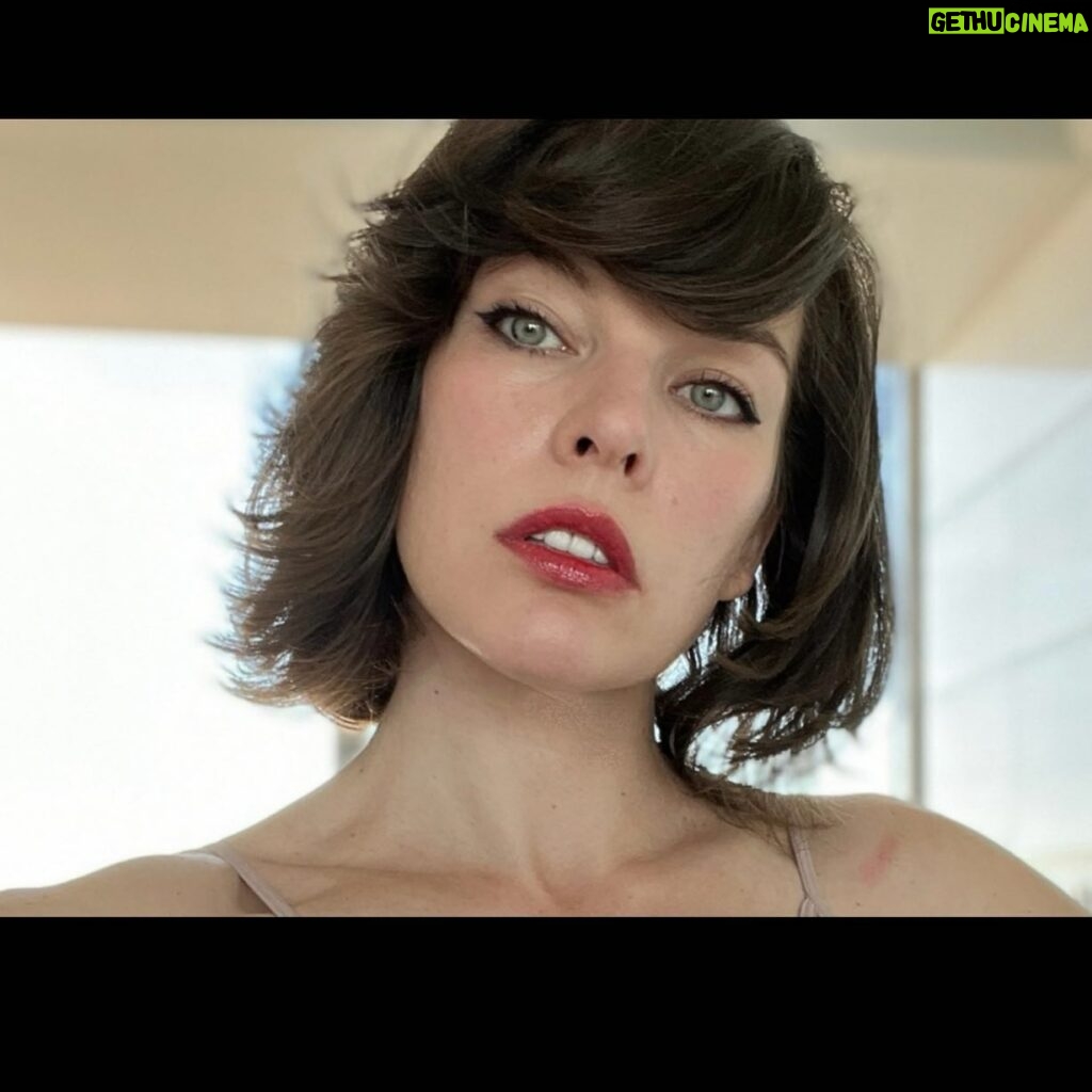 Milla Jovovich Instagram - New week, new profile pic 😘