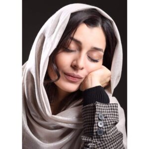 Sare Bayat Instagram - .
خواب دیدم برگشته ای،
با موهای بلند،
مغموم تر از همیشه.
دستم را گرفتی باران می آمد،
من اشک می ریختم،
سکوت می کردیم،
شانه هایت می لرزید سرد بود هوا،
می ترسیدیم،
نگاه از هم می دزدیدیم،
سرم را چرخاندم
کبوتر دانه میخواست،
برگشتم
رفته بودی.
بیدار شدم برایت چای ریختم،
اواخرِ بهمن، اوایلِ اسفند
شده بودی.
.
عکس: مجید جوانی 🙏
.
#ساره_بیات 
#sareh_bayat #sarehbayat