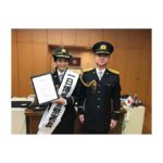 Mio Imada Instagram - 1日博多警察署長させていただきました。
藤林署長さんと☺︎
ありがとうございました♡