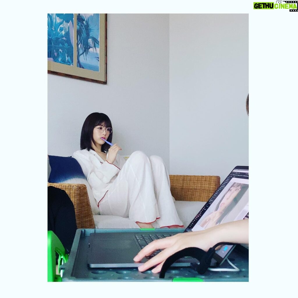 Minami Hamabe Instagram - みなさんおはようございます🍕
なんとなんと
本日10月27日は
写真集『20』発売日です!
どうなんでしょう?
お手元に届いてる方いらっしゃいますでしょうか?🍕
これからだんだんって感じでしょうかねーーー?

まず忘れないうちに…
通常版の表紙が帯と相まって凄く可愛らしいことをお伝えしたい!!
ハイビスカスを頭に挿して
濃いピンクのワンピースを着ている写真なのですが
帯がサーモンピンク?のようなオレンジ?で全体的な色合いが華やかで
とにかく可愛いんです…
先日サイン書きではじめて
帯付きの表紙をみたのですが
可愛すぎて驚きました🍕
ぜひそちらもお楽しみに!!

ハイビスカス色ワンピースも
可愛らしくて大好きなのですが
写真の1枚目の薄ピンクパジャマと
2枚目の
大島紬という奄美大島伝統の織物も
ピシッとしていてかっこよくて素敵でした🍕
お気に入りの写真ばかりで困ります

あ、そうそう
一昨日くらいにスタジオで撮影していたらお夕飯にケータリングで
奄美大島名物?の鶏飯がご登場しました!!🍕
写真集撮影時以来の鶏飯との再会でした…
あったかくて凍えかけていたので
とても美味しかったです…🍕

20歳のおわりに
笑っていた記憶しかないくらい
たのしい思い出として奄美大島で
写真集の撮影の機会を作っていただけたこと、感謝の気持ちでいっぱいです🍕

電子書籍は既にいつでもお迎え出来るそうです🍕
本屋さんに行かれる方ぜひチラ見してあげてください…

お迎えしていただいたみなさんも
ありがとうございます。
発売前に重版もかかりまして…
本当にありがとうございます🍕
長く寄り添える1冊になりますように。