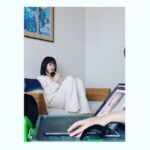 Minami Hamabe Instagram – みなさんおはようございます🍕
なんとなんと
本日10月27日は
写真集『20』発売日です!
どうなんでしょう?
お手元に届いてる方いらっしゃいますでしょうか?🍕
これからだんだんって感じでしょうかねーーー?

まず忘れないうちに…
通常版の表紙が帯と相まって凄く可愛らしいことをお伝えしたい!!
ハイビスカスを頭に挿して
濃いピンクのワンピースを着ている写真なのですが
帯がサーモンピンク?のようなオレンジ?で全体的な色合いが華やかで
とにかく可愛いんです…
先日サイン書きではじめて
帯付きの表紙をみたのですが
可愛すぎて驚きました🍕
ぜひそちらもお楽しみに!!

ハイビスカス色ワンピースも
可愛らしくて大好きなのですが
写真の1枚目の薄ピンクパジャマと
2枚目の
大島紬という奄美大島伝統の織物も
ピシッとしていてかっこよくて素敵でした🍕
お気に入りの写真ばかりで困ります

あ、そうそう
一昨日くらいにスタジオで撮影していたらお夕飯にケータリングで
奄美大島名物?の鶏飯がご登場しました!!🍕
写真集撮影時以来の鶏飯との再会でした…
あったかくて凍えかけていたので
とても美味しかったです…🍕

20歳のおわりに
笑っていた記憶しかないくらい
たのしい思い出として奄美大島で
写真集の撮影の機会を作っていただけたこと、感謝の気持ちでいっぱいです🍕

電子書籍は既にいつでもお迎え出来るそうです🍕
本屋さんに行かれる方ぜひチラ見してあげてください…

お迎えしていただいたみなさんも
ありがとうございます。
発売前に重版もかかりまして…
本当にありがとうございます🍕
長く寄り添える1冊になりますように。