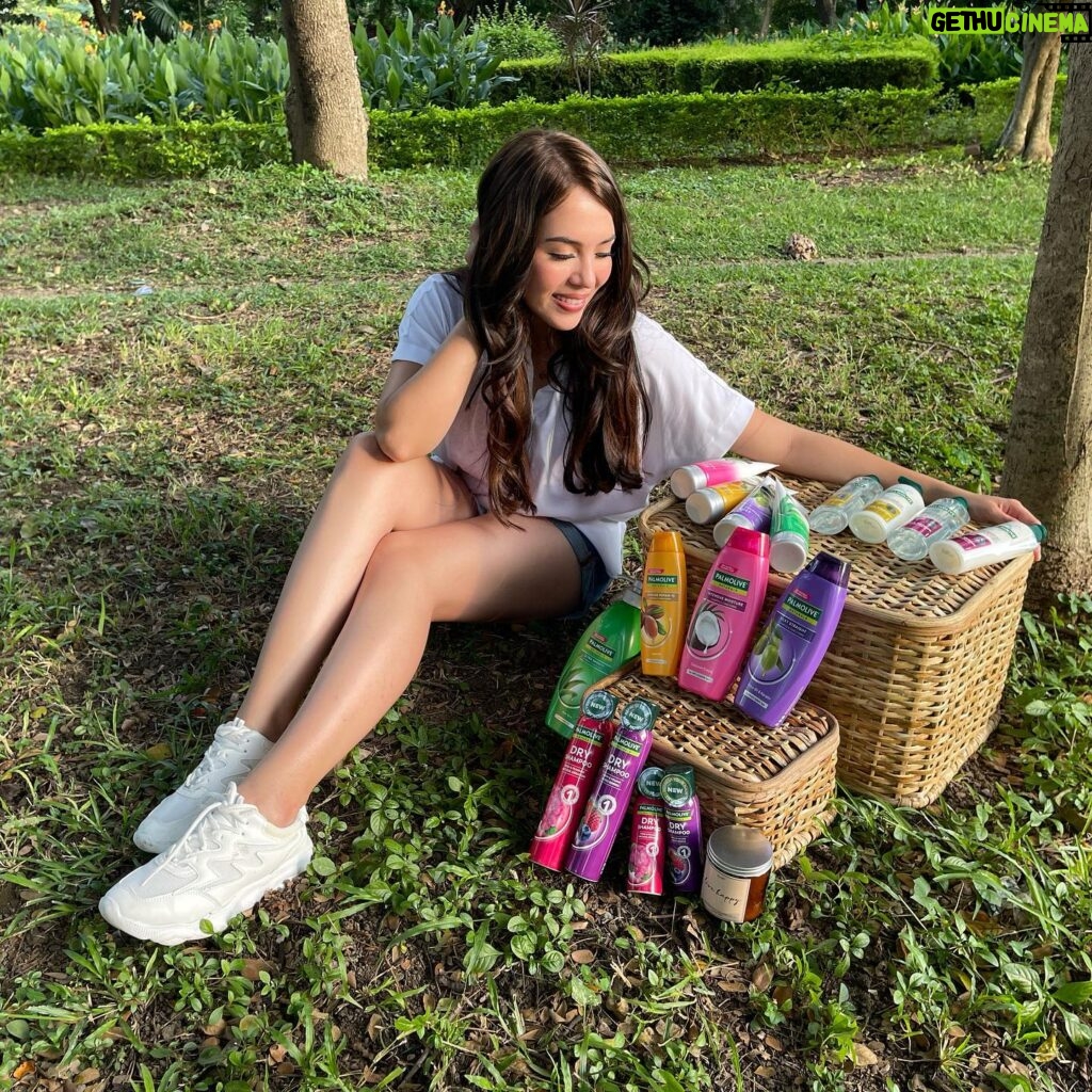 Julia Montes Instagram - Every once in a while, masaya ring mag-slow down. I personally enjoy just lounging around,  watching my favorite series online, or getting back to my at-home hobbies. 🥰 Hindi kailangang mahal ang self-pampering, that’s why I love how Palmolive always offers their affordable options, like the Palmolive Tipid Pack Sachet. 💚 P5.35 lang, may 3 hair washes ka na! Super sulit!

Thank you, @palmoliveph! ✨