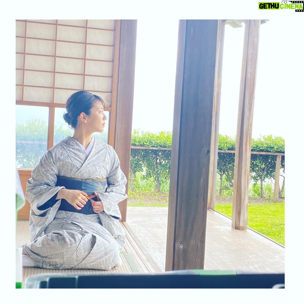 Minami Hamabe Instagram - みなさんおはようございます🍕
なんとなんと
本日10月27日は
写真集『20』発売日です!
どうなんでしょう?
お手元に届いてる方いらっしゃいますでしょうか?🍕
これからだんだんって感じでしょうかねーーー?

まず忘れないうちに…
通常版の表紙が帯と相まって凄く可愛らしいことをお伝えしたい!!
ハイビスカスを頭に挿して
濃いピンクのワンピースを着ている写真なのですが
帯がサーモンピンク?のようなオレンジ?で全体的な色合いが華やかで
とにかく可愛いんです…
先日サイン書きではじめて
帯付きの表紙をみたのですが
可愛すぎて驚きました🍕
ぜひそちらもお楽しみに!!

ハイビスカス色ワンピースも
可愛らしくて大好きなのですが
写真の1枚目の薄ピンクパジャマと
2枚目の
大島紬という奄美大島伝統の織物も
ピシッとしていてかっこよくて素敵でした🍕
お気に入りの写真ばかりで困ります

あ、そうそう
一昨日くらいにスタジオで撮影していたらお夕飯にケータリングで
奄美大島名物?の鶏飯がご登場しました!!🍕
写真集撮影時以来の鶏飯との再会でした…
あったかくて凍えかけていたので
とても美味しかったです…🍕

20歳のおわりに
笑っていた記憶しかないくらい
たのしい思い出として奄美大島で
写真集の撮影の機会を作っていただけたこと、感謝の気持ちでいっぱいです🍕

電子書籍は既にいつでもお迎え出来るそうです🍕
本屋さんに行かれる方ぜひチラ見してあげてください…

お迎えしていただいたみなさんも
ありがとうございます。
発売前に重版もかかりまして…
本当にありがとうございます🍕
長く寄り添える1冊になりますように。