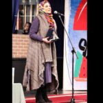Sahar Dolatshahi Instagram - #سحر_دولتشاهی نشان بازیگری زن چلچراغ را از #هوشنگ_مرادی_کرمانی دریافت کرد، خانم دولتشاهی در دوران مدرسه شاگرد استاد مرادی کرمانی بودند.
#جشن_چله_چلچراغ 
@chelcheraghmag