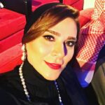 Sahar Dolatshahi Instagram - امروز تقريباً ٨ ساعت در سالن سينما فيلم مى ديدم. در برنامه امروز فستيوال دبى كه ٤ روزى هست شروع شده چهار فيلم ديديم.  هر بار كه با فواصل ١٥ دقيقه اى به همراه ساير داوران به سالن سينما برمى گشتيم و چراغها خاموش مى شد مثل زمان كودكى و فيلمهاى اولى كه در زندگى ام روى پرده سينما مى ديدم ذوق زده و هيجان زده مى شدم. خيلى خوشحالم كه هنوز به اندازه روز اول بلكه هم بيشتر شغلم رو دوست دارم و ازش لذت مى برم. در اين هيئت داورى در كنار من يك بازيگر زن آلمانى هست يك فيلمساز زن فرانسوى يك فيلمساز مرد فلسطينى و يك فيلمساز/ موزيسين مصرى. لينك فستيوال رو اينجا ميذارم كه اگر براتون جالب بود بيشتر در موردشون بخونين.  ما هر روز سه يا چهار فيلم ميبينيم و بعد حدود يكى دو ساعت در مورد فيلمها حرف ميزنيم. براى من تجربه خيلى جذابيه.  امشب كه برگشتم هتل و اتفاقى چند كامنت مربوط به يك پست در رابطه با فستيوال رو خوندم.  براى اولين بار  فكر كردم دوست دارم در موردش بنويسم. با خودم فكر ميكنم آيا هموطنان، ديگر همكاران من در اين گروه داورى هم همين قدر در موردشون قضاوت مى كنن؟ چرا هر روز و به هر بهانه اى بايد در فضاى مجازى همديگرو مورد لطف و محبت قرار بديم ؟ و چرا در كلام ما اين همه بيرحمى هست؟  اين موضوع جزئى بهانه اى شد كه وحشت خودم رو از اتفاق بزرگترى كه در فضاى مجازى داره ميفته ابراز كنم 😅  عكس رو در افتتاحيه فستيوال گرفتم. مخلص همگى ☘️🙏🏻 dubaifilmfest.com
