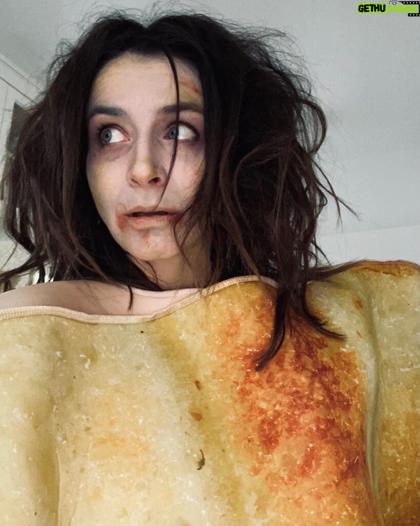 Caterina Scorsone Instagram - My eldest decided we would go as The Walking Bread. We did. Happy Halloween. 🍞👻🎃💛