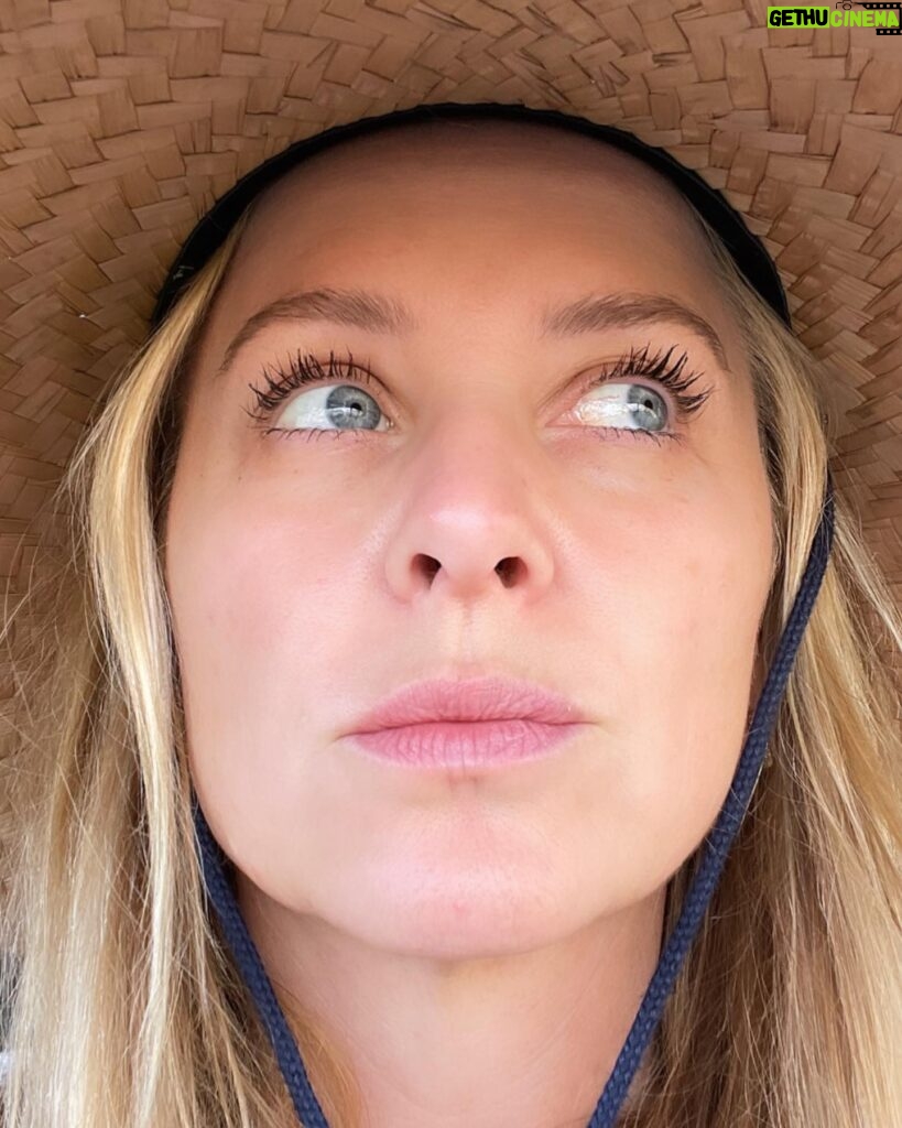 Jessica Capshaw Instagram - A lil’ sunshine this weekend ☀️ but always under a 👒, hahaha. And always wearing my @macreneactives  by @drmacrene tinted moisturizer…looks like you’re wearing nothing but makes everything look better, brighter and smoother. ♥️ Also, @damarisbaileyshop this shirt made the 95 degree weather easy peasy. 😘