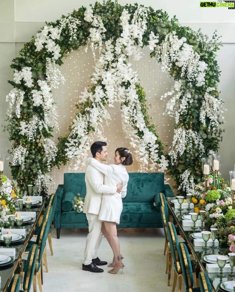 Jennylyn Mercado Instagram - Our wedding wouldn’t have been made perfect without the help of some of our favorite local businesses! 
Thank you to @garydacanay_eventstylist for the wonderful styling of our venue, for setting such a wonderful ambiance at tinanggal pa talaga lahat ng pollen sa fresh flowers just so my allergies arent triggered 😍 Thank you rin sa @juancarlocatering for the perfect wedding menu, to @audreyspastries for the beautiful carefully-crafted cake,and to @thepurplewok for our staff meals❤🥰 Maraming salamat po 💖