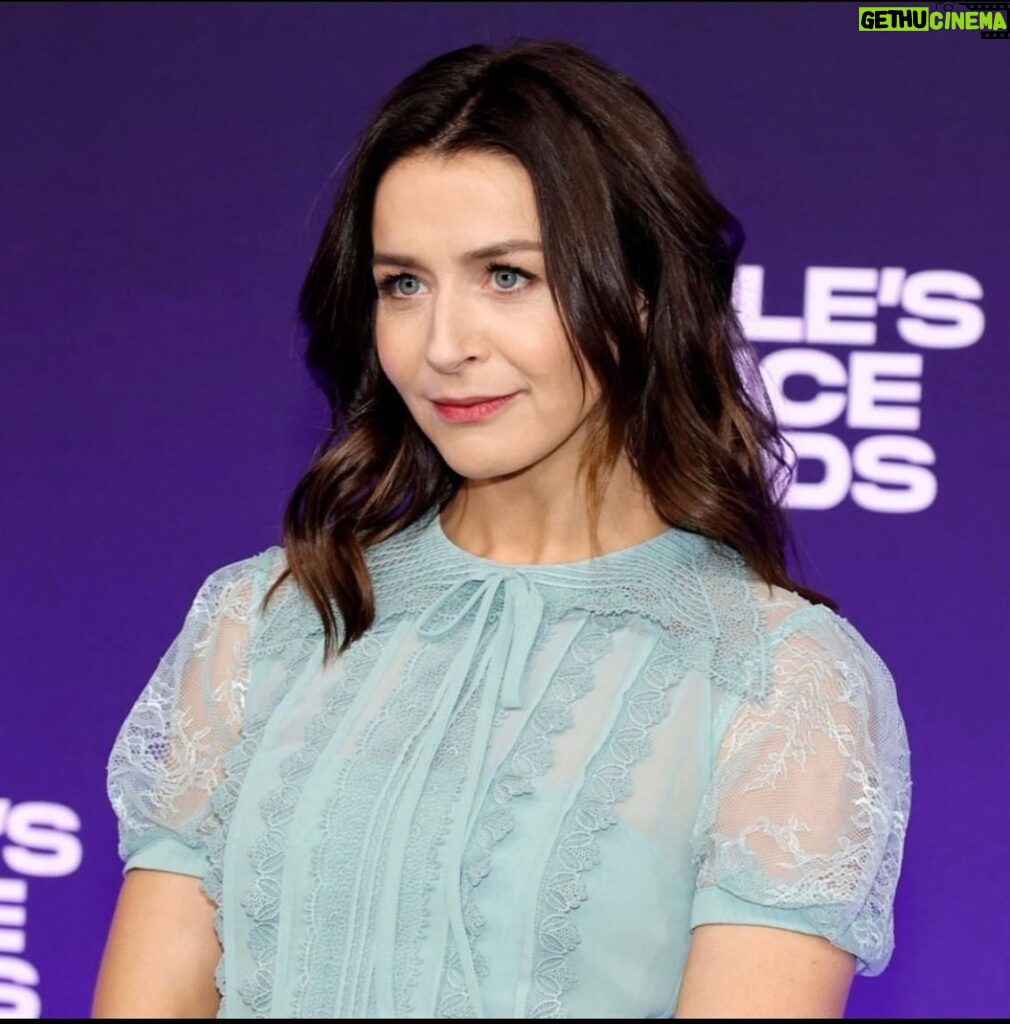 Caterina Scorsone Instagram - Represented the team at @greysabc last night at the @peopleschoice awards. We took home two! 🏆🏆
Congratulations to @ellenpompeo and the whole darn whack of us on the Best Drama Award. So proud to be a part of this thing. Love all you People. ❤️ makeup by @taiyoungstyle hair by @cutmarc 💋