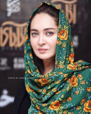 Niki Karimi Instagram - .

در اندرون من خسته دل ندانم کیست
که من خموشم و او در فغان و در غوغاست
.
اين شال زيبا را  يك خانم  در شهر " تبريز " در افتتاحيه فيلم به من هديه دادند 
.
🙏💚😌

@اتاباى
@atabai_movie
.