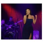 Şevval Sam Instagram - Özel gecelerde siz eğlenince biz daha da çok eğleniyoruz. Yine sahneden inmekte zorlandığımız, hiç bitmesin istediğimiz gecelerden biri.. 
Fotoğraf @sametaday 
Elbise @tarikedizofficial 
Styling @816styling 
@sburcucam 
@mina.tanay 
@ceydahasirci 
@funorgnet