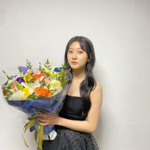 Kim Sae-ron Instagram - 2021년 한 해도 모두들 고생 많으셨고
많은 분들 덕분에 제가 좋은 상을 받게 되어서 더욱 뜻 깊게 한 해를 마무리 했습니다 더 좋은 연기를 보여 드릴 수 있도록 노력하는 배우가 되겠습니다 모든 분들께 감사드립니다 새해 복 많이 받으세요❤️