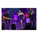 Şevval Sam Instagram - Özel gecelerde siz eğlenince biz daha da çok eğleniyoruz. Yine sahneden inmekte zorlandığımız, hiç bitmesin istediğimiz gecelerden biri.. 
Fotoğraf @sametaday 
Elbise @tarikedizofficial 
Styling @816styling 
@sburcucam 
@mina.tanay 
@ceydahasirci 
@funorgnet