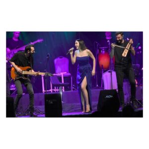 Şevval Sam Instagram - Özel gecelerde siz eğlenince biz daha da çok eğleniyoruz. Yine sahneden inmekte zorlandığımız, hiç bitmesin istediğimiz gecelerden biri.. 
Fotoğraf @sametaday 
Elbise @tarikedizofficial 
Styling @816styling 
@sburcucam 
@mina.tanay 
@ceydahasirci 
@funorgnet