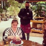 Biran Damla Yılmaz Instagram - Tarihte bugün, benim annem doğdu.💜Aslında artık teknik olarak bugün değil, 40 hatta ben bu postu atana kadar belki 50 dakika  geçmiş olucak.🤪 Bu  güçlü, utangaç, tatlı kadına iyi bakın,  çünkü ben bakmaya doyamıyorum🙈 İyi ki varsın annem, iyi ki doğmuşsun😍 Yoksa kim beni şimdiki ben yapıcaktı? Kim ergenliğimde beni gece yarılarına kadar bekliyicekti? TAMAM, kabul bende az değildim😁 Üf şimdi yazdıkça anılarla doldum, iyi ki bende biraz olsa büyümüşüm!Neyse uzun lafın kısası..Happy birthday, love u, kiss u and hug u💋💋💋💜💜😍😍
NOT: GÜN SONU MEMNUNİYETİ SON FOTOĞRAFTA, BYE.
