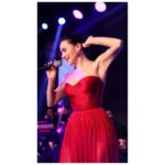Şevval Sam Instagram - Yeni yıl önce sağlık, sonra şans ve o şansı kullanabilme farkındalığı getirsin hepimize..zaten bunlar olunca her şey güzel olur 🍀💞🥳🌈🎵🎈❤️🤩
Ve tabii ki sonsuz teşekkürlerimle..🤩❤️❤️❤️
Elbise: @tarikedizofficial 
Styling: @816styling 
@sburcucam 
@mina.tanay 
Fotoğraf: @fotografcibusraa 
Menajer: @ceydahasirci 
Organizasyon: @pollproduksiyon