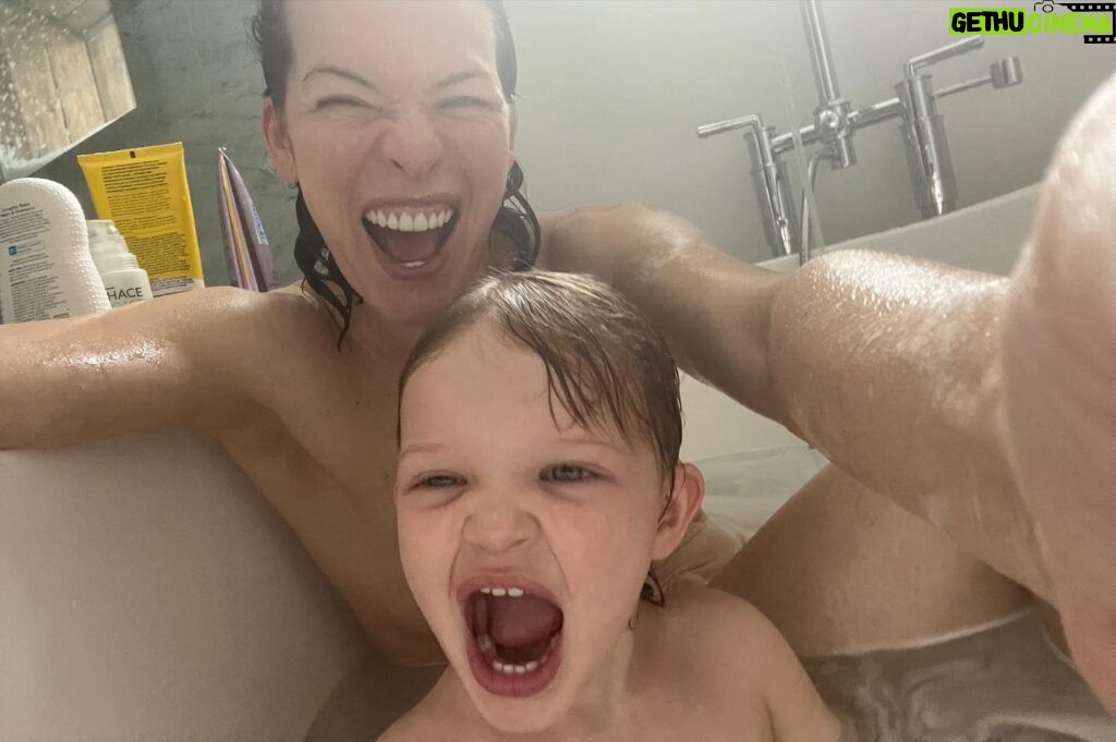 Milla Jovovich Instagram - Happy New Year!!! I have very very tentative hopes that maybe, just maybe this year will be better than the last one. Well Chips and Champagne have already made a great beginning, so hopefully it’s uphill from here. Sending you so much love and hope that everyone manages to stay safe and healthy and take loads of baths with your babies!❤️❤️❤️