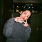 Asami Mizukawa Instagram - ✌️✌️
明けてます。おめでとうございます。

わたし
年末から新しい年を迎える為の準備するあの感じがたまらなく大好き。

新年はすっごくまっさらな新しい気持ちで心がリセットされる。
毎年繰り返している事なのに、毎年はじめましての気持ちなんだよね、不思議🤔

2022
大切なものを見失わず、大切な人をより大切にしながら生きていきたいです。

今年もよろしくお願いします🤲