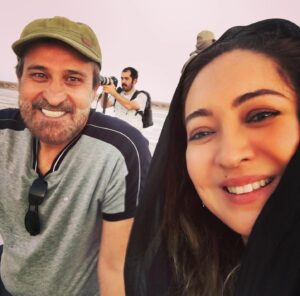 Niki Karimi Instagram - 🌺
.
در كوران اكران 

"اتاباى" يادم باشد كه از ديگر ياران جانم هم نام بياورم 
كه همه با انگيزه و ايمان كنارم بودند
عكس اول ايمان اميدوارى عزيز گريمور و چهره  پرداز اتاباى ، مرد ارام و هنرمند كه هميشه همكارى با او لذت بخش و شگفت انگيز است
عكس دوم حسين جمشيدى گوهرى عزيز تدوين گر فيلم كه با اشتياق و انرژى لحظه به لحظه و از سر صحنه كنارم بود
عكس سوم اصغر نژاد ايمانى عزيز طراح صحنه اتاباى كه همكارى خوبى را كنارشان تجربه كردم

عكس: اميد صالحى
@omidsalehi.pix 
@imanomidvari 
@hossein.jamshidigowhari
@asgharnejadimani 
@atabai_movie 
#آتاباى
